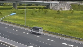 Sốc cảnh nữ tài xế xe tải mạo hiểm đi lùi 1 km trên cao tốc Hà Nội - Hải Phòng