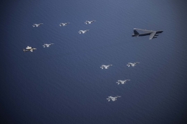 Mỹ điều "pháo đài bay" B-52 tập trận cùng 2 tàu sân bay ở Biển Đông