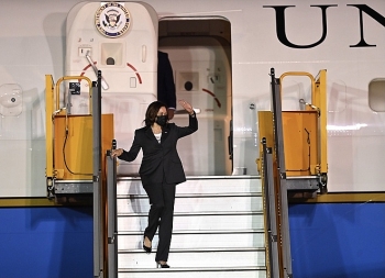 pho tong thong hoa ky kamala harris da den ha noi bat dau chuyen tham viet nam
