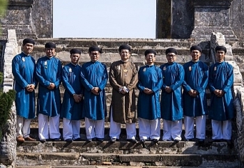 nam cong chuc mac ao dai di lam o hue dep tot nhung khong the ap dung rong rai