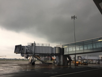 nhan vien san bay noi bai tu vong do bi set danh