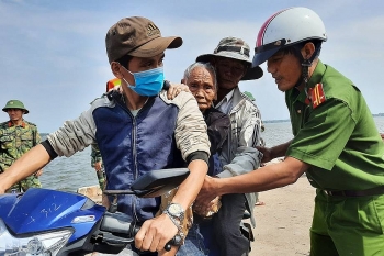 5 dia phuong yeu cau dan khong ra khoi nha hang khong dong cua 6 san bay de tranh bao so 9
