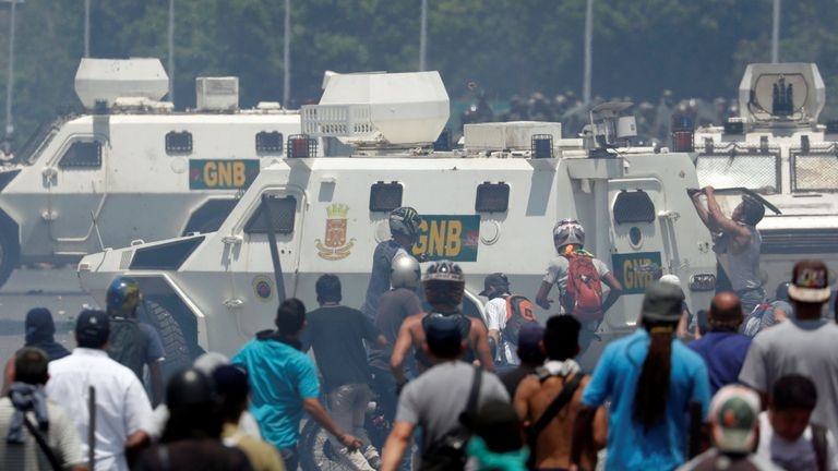 Venezuela về đâu khi đảo chính "chìm xuồng"?