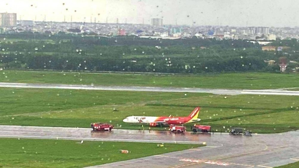 Tin mới vụ máy bay VietJet trượt đường băng: Toàn bộ hành khách về nhà ga an toàn