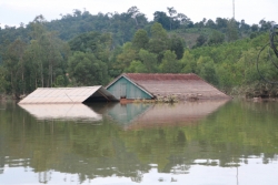 xot xa nhung ngoi nha bi ngap den noc o vung lu quang binh