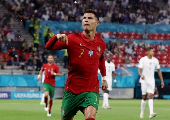 cristiano ronaldo tro thanh vua pha luoi euro 2021