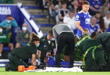 linh tron pha vao bong triet ha cua doi thu trung ve leicester city gay chan