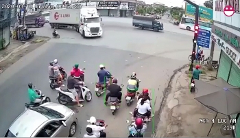Camera giao thông: Tai nạn kinh hoàng khi xe máy tạt đầu container, bị bánh xe cán trúng