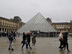 Pháp: thêm 4 ca tử vong do Covid-19, bảo tàng Louvre đóng cửa