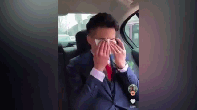Video: Chú rể bật khóc nức nở ngay khi thấy dung nhan cô dâu