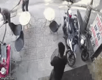Video: Kinh hãi cảnh nhóm "cồn đồ" truy sát 2 người ở TP.HCM