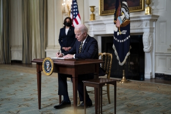 biden quyet dinh thu hoi sac lenh cua trump ve quy dinh tai chinh va nhap cu