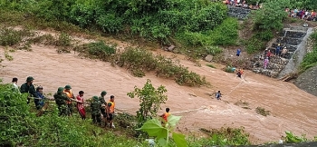 doi vo chong tre bi lu cuon khi qua cau tran chong boi duoc vao bo vo mat tich