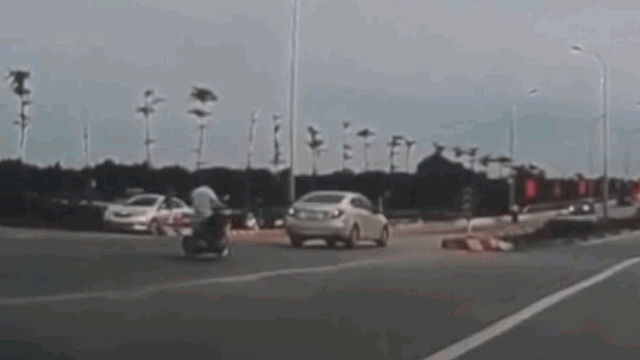 Camera giao thông: Ô tô đi lùi trên cầu vượt tông trúng xe máy, tài xế còn hùng hổ đánh người