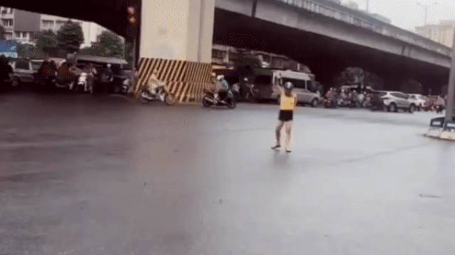 video co gai doi mu bao hiem dung giua nga tu khua chan mua tay
