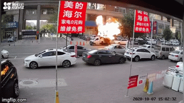 Video: Hãi hùng cảnh ô tô chở gas bất ngờ phát nổ giữa phố