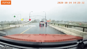 Camera giao thông: 2 tài xế ô tô bán tải chạy tốc độ "rùa", chắn gió giúp xe máy qua cầu Non Nước