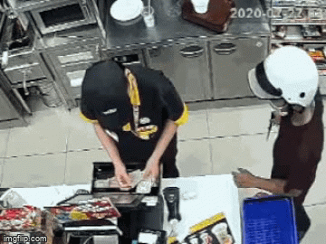 Video: Thanh niên bịt mặt, cầm dao đe dọa nhân viên cửa hàng ở TP.HCM để cướp 2,5 triệu