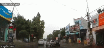 Camera giao thông: Ô tô "tự trôi" từ sân ra đường va trúng xe máy ở Thái Nguyên