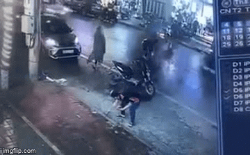 Camera giao thông: Cô gái vừa bị xe máy lẫn ô tô đâm trúng khi đang đi bộ sang đường