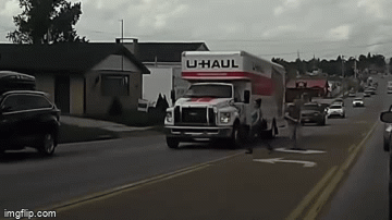 Camera giao thông: Đang đi bộ sang đường, người phụ nữ bất ngờ đập trúng mặt vào thùng xe tải đang chạy