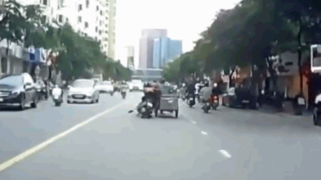 Camera giao thông: Xe tự chế va chạm xe máy, đôi nam nữ bị kéo lê trên đường ở Hà Nội