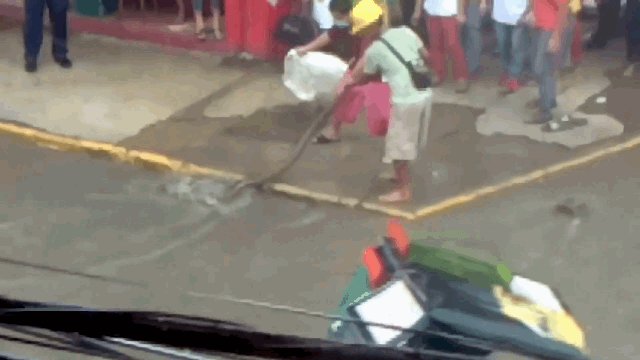 Video: Rùng mình trăn "khủng" dài 3 mét xuất hiện trên phố, 2 người đàn ông dùng tay không bắt gọn