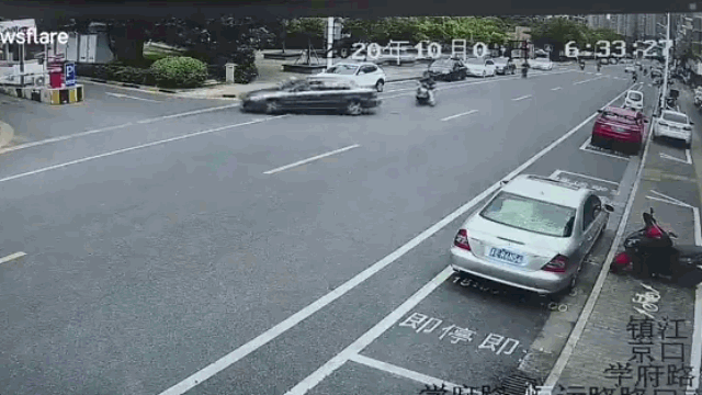 Camera giao thông: Khoảnh khắc tài xế đạp nhầm chân ga, ô tô đâm loạn xạ trên đường phố