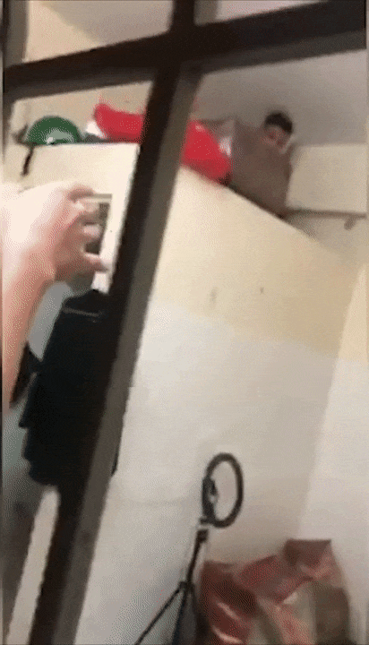 Video: Thanh niên lạ mặt trốn trên nóc nhà vệ sinh giữa đêm, cả xóm trọ lao vào "vây bắt"