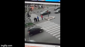 Camera giao thông: Thót tim khoảnh khắc ô tô lao như "tên bắn" vào nhóm người đứng chờ qua đường