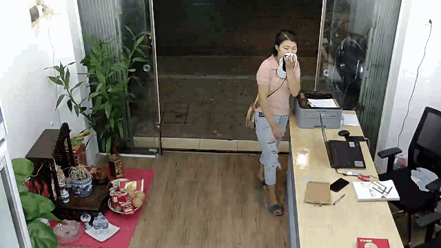 Video: "Nữ quái" lấy mũ che mặt rồi trộm iPhone 11 Pro Max nhanh "như cơn gió" ở Hà Nội