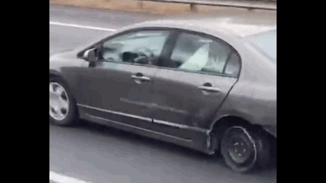 Camera giao thông: Ô tô Honda Civic mất lốp, nữ tài xế vẫn chạy bon bon trên đường cao tốc