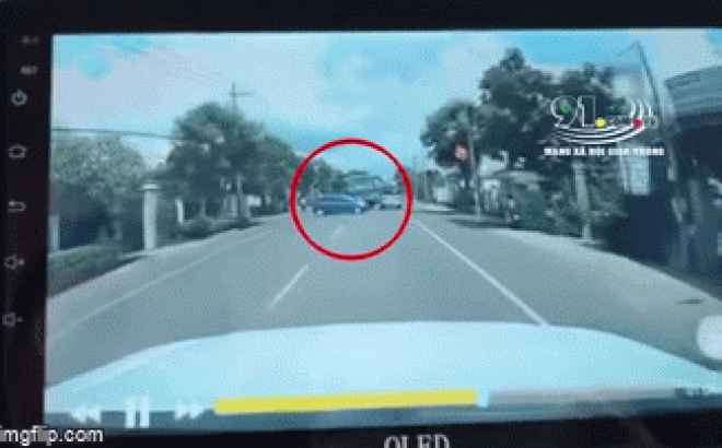 Camera giao thông: Bẻ lái tránh nữ tài xế từ hẻm ra quốc lộ, xe ben lật nghiêng gây tai nạn kinh hoàng