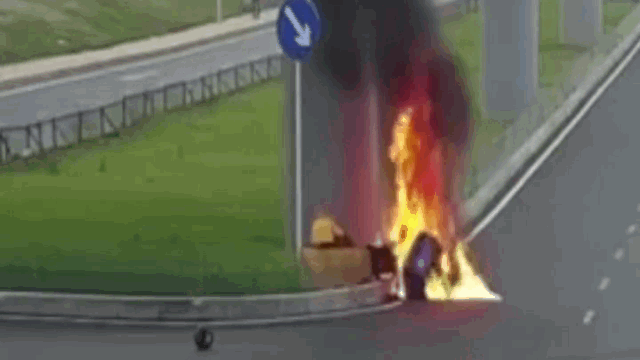 Camera giao thông: Khoảnh khắc xe máy bốc cháy giữa đường và màn giải cứu người gay cấn như phim
