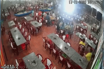 Video: Nhóm "côn đồ" hung hăng đập phá quán ăn, khách hoảng loạn bỏ chạy tán loạn