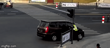 Camera giao thông: CSGT chui người qua cửa xe kéo phanh tay, ngăn tai nạn giữa ngã tư