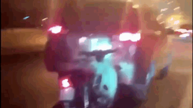 Camera giao thông: Găm vào đuôi ô tô, xe máy Honda Dream bị kéo lê đi khắp phố
