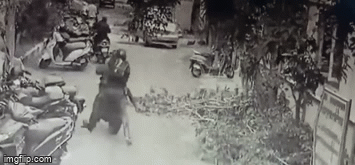 Video: Cảnh sát truy đuổi, tung cước tóm gọn tên cướp điện thoại như phim hành động