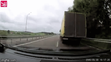 Camera giao thông: Kinh hoàng ô tô con tông thẳng đuôi xe tải, tài xế thoát chết trong gang tấc