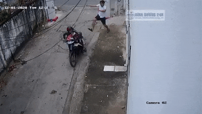 Video: Chủ nhà tung cước đạp ngã tên trộm trước cửa hàng như phim hành động
