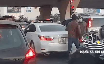 Camera giao thông: 2 tài xế đánh nhau như phim hành động sau va chạm ở Hà Nội