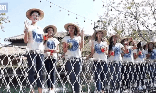 video dang tao dang chup anh top 30 hoa hau thai lan bat ngo roi xuong nuoc vi sap cau