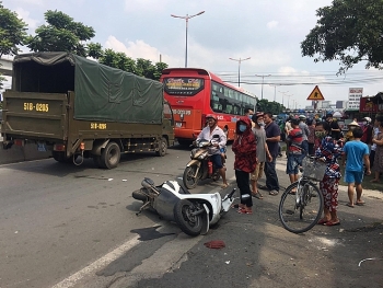 nu nhan vien san golf bi xe khach can tu vong tren duong di lam