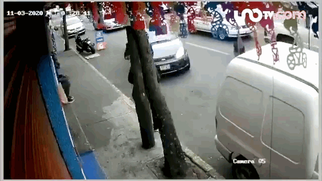 Camera giao thông: Người đàn ông thoát chết thần kỳ sau cú bật nhảy nhanh như chớp