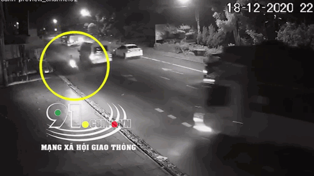 Camera giao thông: Ô tô tải vượt ẩu, tông văng người đi xe máy rồi bỏ chạy