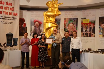 nha suu tam my trao tang gan 500 hien vat ve van hoa va dan toc thieu so viet nam