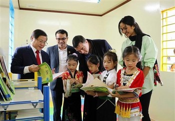Đại sứ quán Israel tặng sách cho trẻ em vùng cao Lai Châu