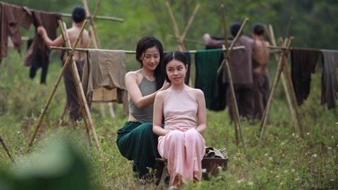 "Ở Anh, chúng tôi không cho phép trẻ dưới 18 tuổi đóng cảnh nóng"