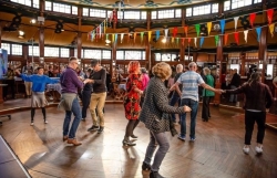 Câu lạc bộ khiêu vũ dành cho người đồng tính lớn tuổi được tổ chức lần đầu tiên ở Úc