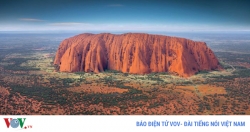 nui thieng uluru cua australia qua tai du khach